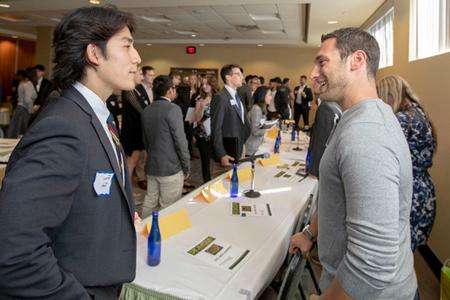 学生在社交会上与雇主建立联系